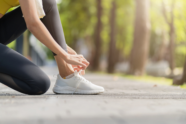 Joggerin schnürt sich die Schuhe