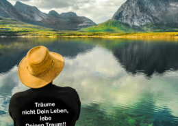 Patient sitzt zufrieden vor einem See in Norwegen und genießt das Leben wieder