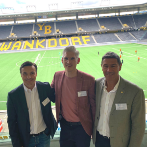 Zu sehen ist Professor Becher, Mitglied des CEC (Clinical Excellence Circle) e.V. gemeinsam mit dem Physiotherapeuten Alfio Albasini aus Bellinzona (rechts) und dem Orthopäden und Gastgeber der Veranstaltung PD Dr. Tilman Calliess aus Bern (Mitte) im Schweizer Stadion der BSC Young Boys.
