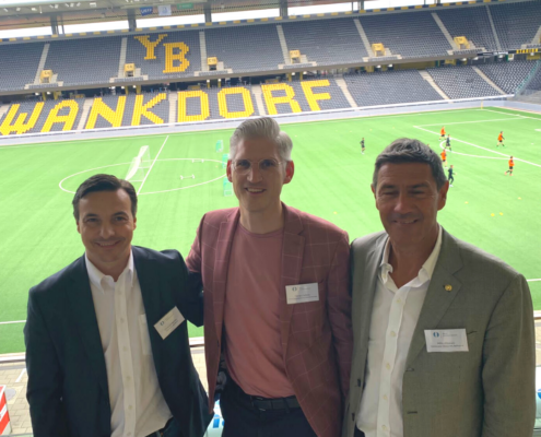 Zu sehen ist Professor Becher, Mitglied des CEC (Clinical Excellence Circle) e.V. gemeinsam mit dem Physiotherapeuten Alfio Albasini aus Bellinzona (rechts) und dem Orthopäden und Gastgeber der Veranstaltung PD Dr. Tilman Calliess aus Bern (Mitte) im Schweizer Stadion der BSC Young Boys.
