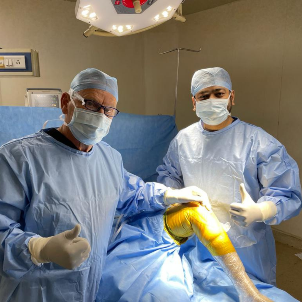 Professor Thermann gemeinsam mit seinem Fellow Shiran Dhakankar im OP-Saal in Goa, Indien.