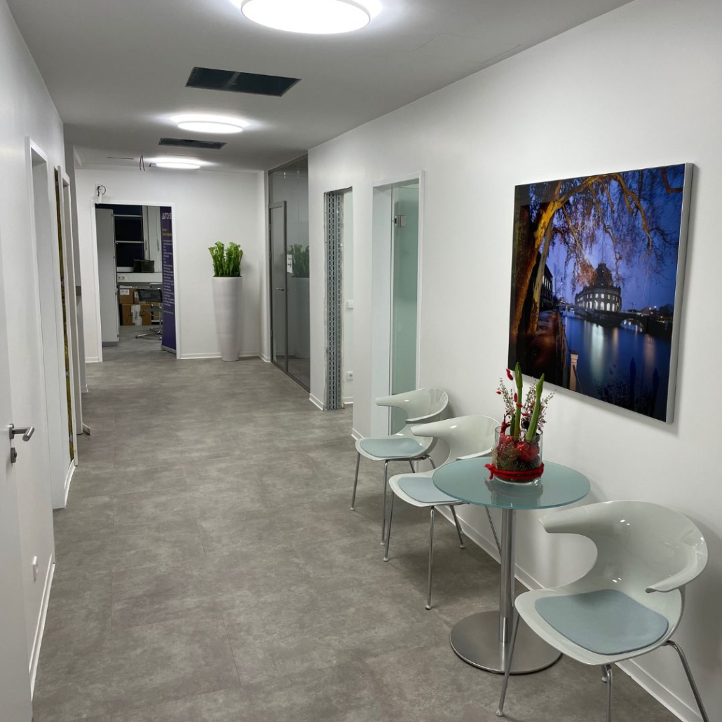 Es fehlen nur noch ein paar Kleinigkeiten bei unseren Renovierungsarbeiten im Internationalen Zentrum für Orthopädie. Der Flur ist so gut wie fertig. 