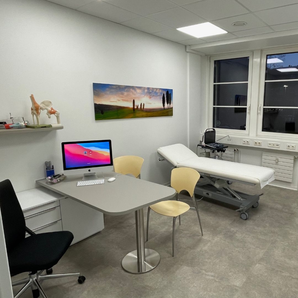 Neues Behandlungszimmer im Internationalen Zentrum für Orthopädie. Die Räume sind jetzt größer und stellen mehr Platz für die Behandlung zur Verfügung. 