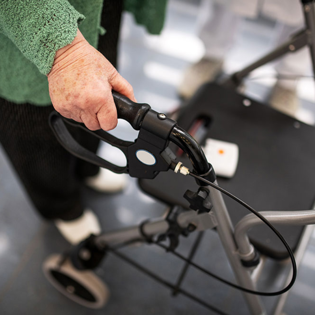 "Der alte Patient" Titelthema der neuen ATOS News mit Patient am Rollator